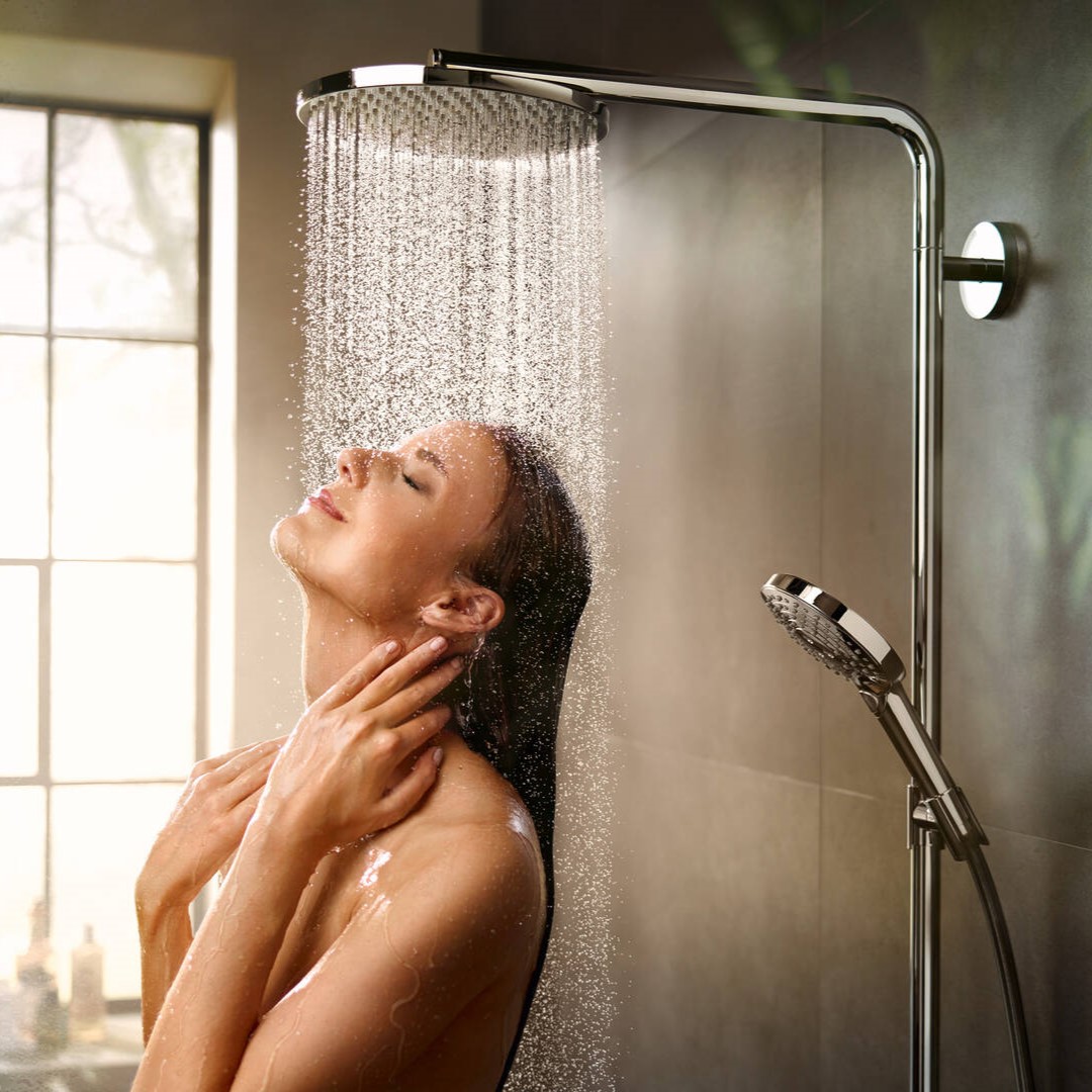 stage_showerpipe-raindance-select-s-powderrain_ambiance-with-woman_keyvisual_3840x2160